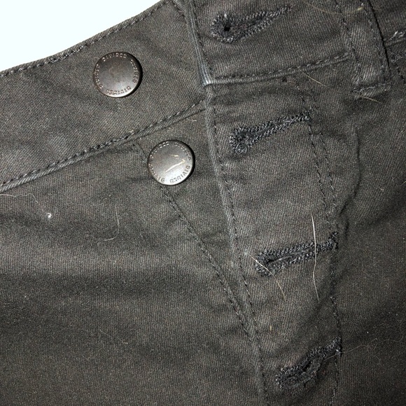 black shorts - Picture 3 of 4